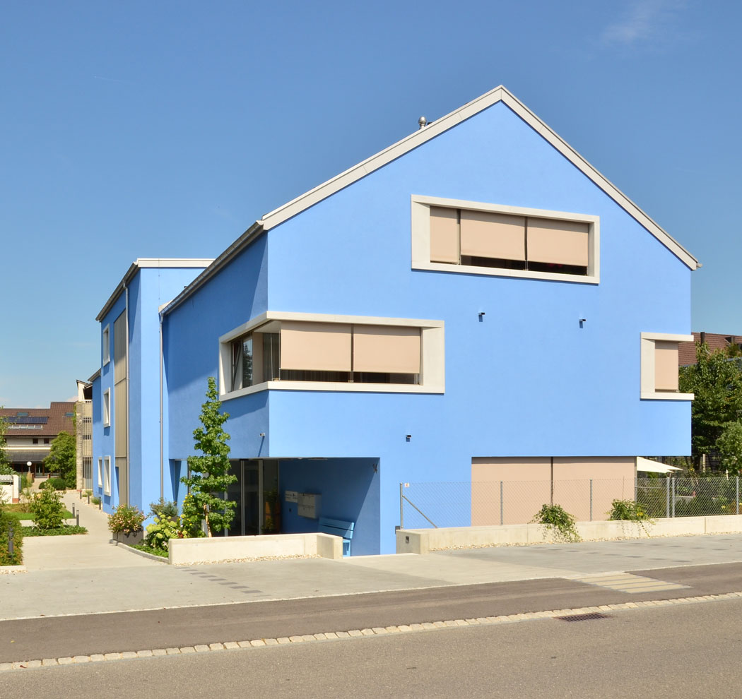 Neubau-Erweiterung-Altersheim_Fensterausschnitte_blau_Eingang_Sonnenmarkisen_Parkplatz