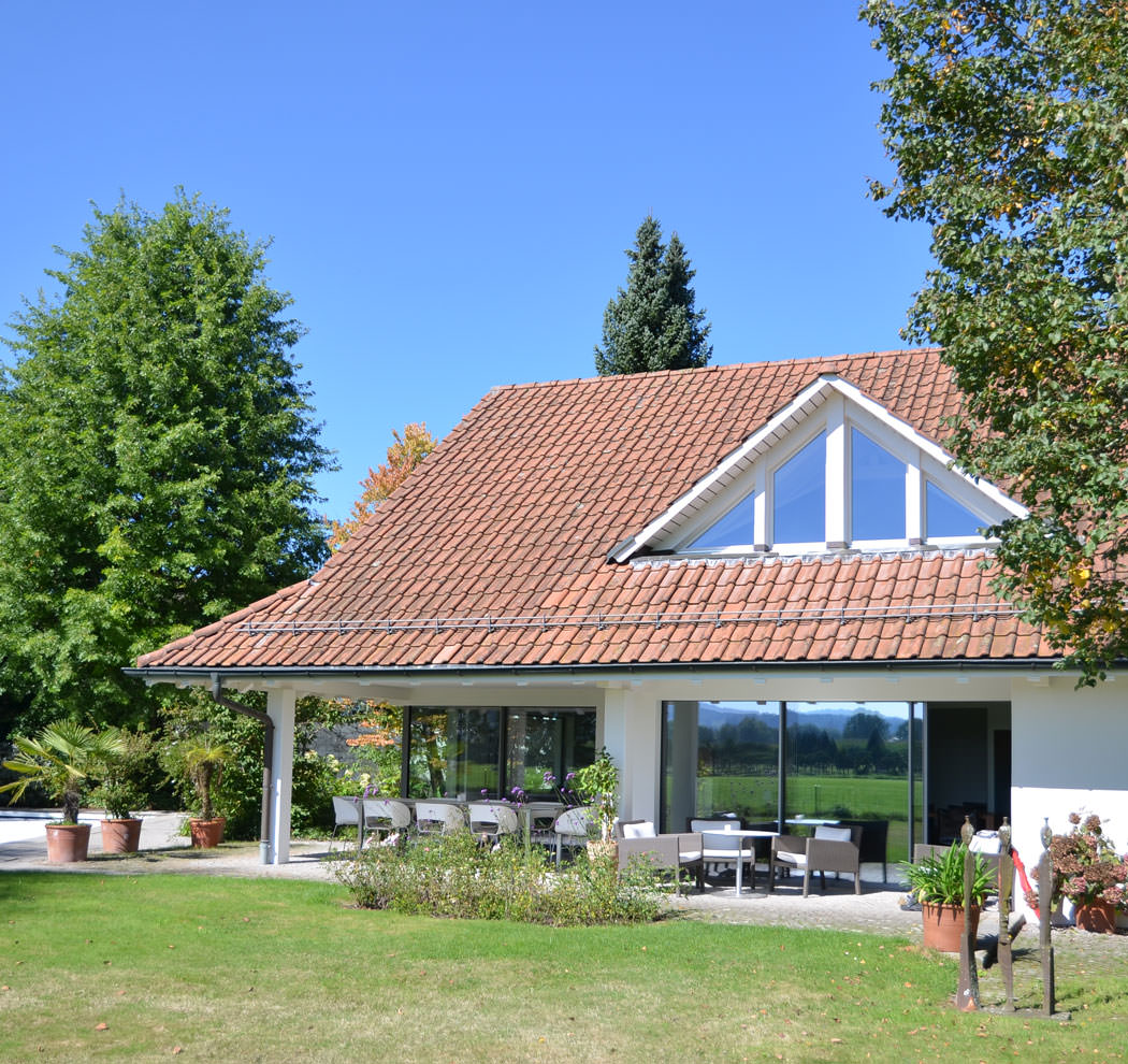 014-Umbau-EFH-Aussenansicht-Terrasse-Hausdach-Garten